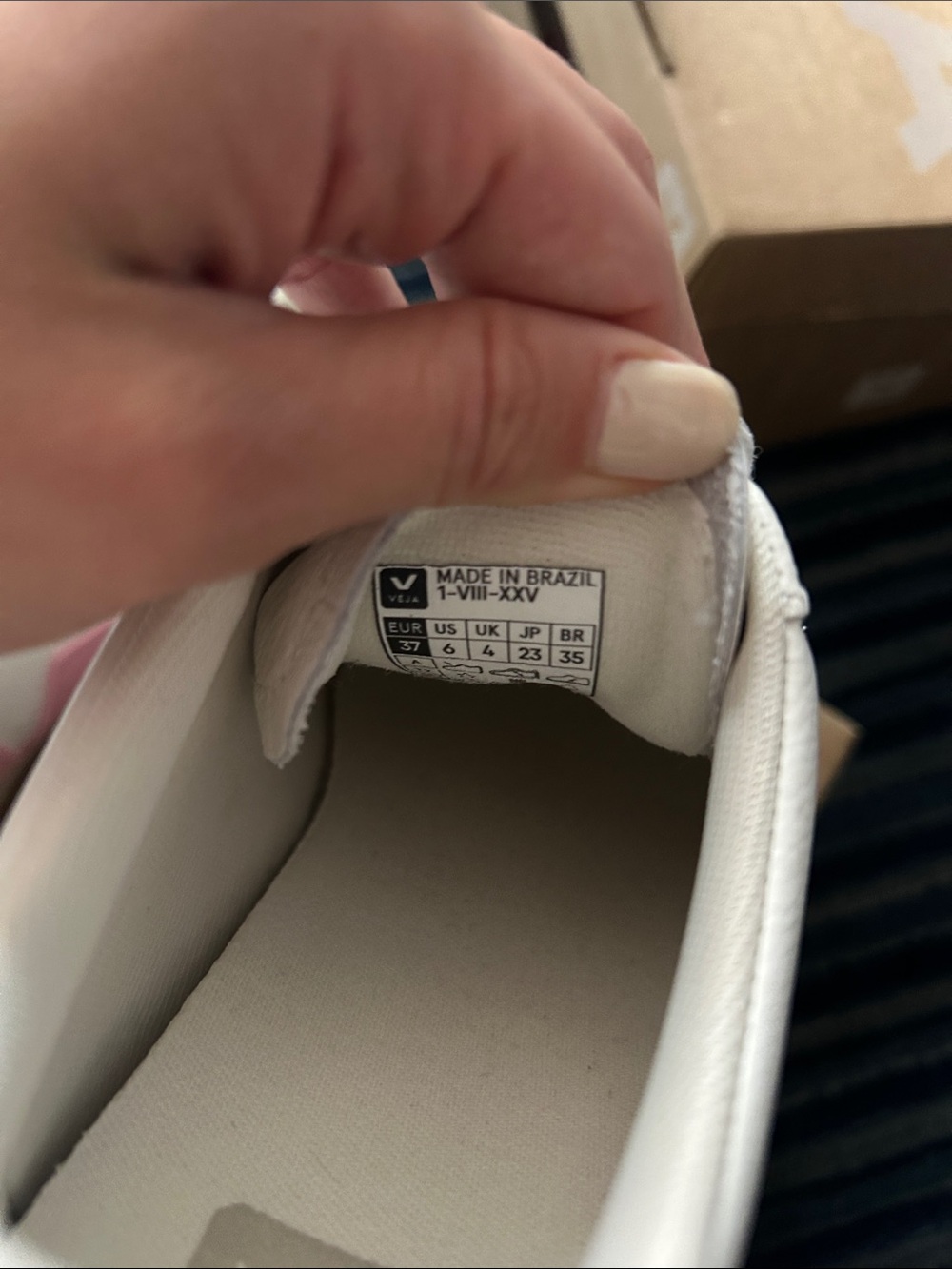 NIB Veja White Sneakers with Pink V Logo and Velcro Straps size us 6 - Picture 4 of 5